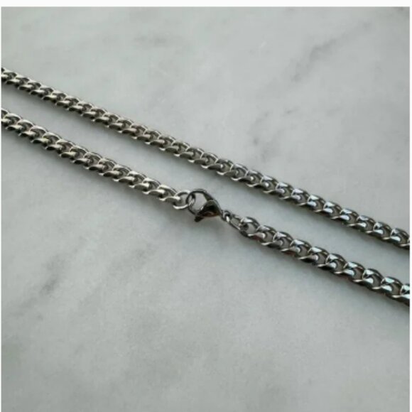 NIKE: Silver Swoosh necklace - Picture 3 of 6